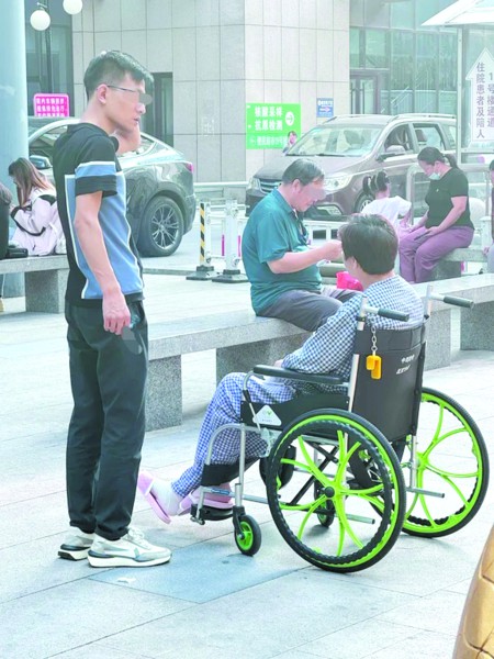 家属带行动不便的老人就医